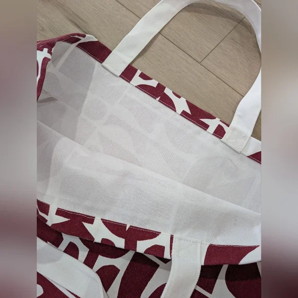 Vuori limited-edition Holiday 2025 tote - Picture 6 of 7